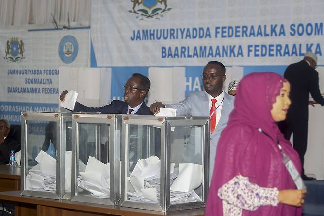 15일(현지 시각) 소말리아 수도 모가디슈의 국제공항 격납고에서 의원들이 대통령 선출 투표를 하고 있다. /AP연합뉴스