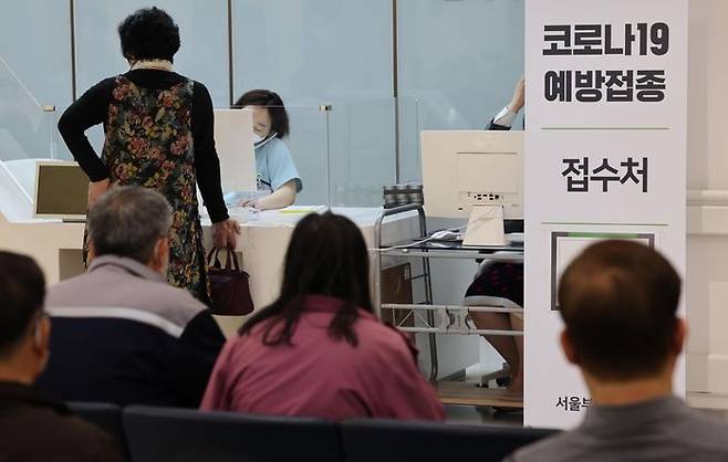 코로나19 4차 예방접종이 시작된 25일 서울 강서구 부민병원을 찾은 시민들이 4차 백신 접종 접수를 하고 있다.ⓒ뉴시스