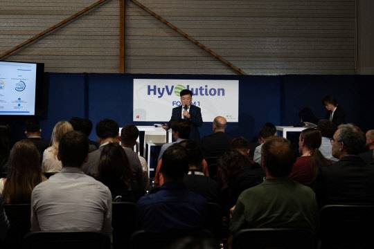 정만기 한국자동차산업협회 회장이 11~12일(현지시간) 프랑스 파리에서 열린 수소경제 활성화 하이볼루션 포럼에서 기조연설을 하고 있다. 한국자동차산업협회 제공