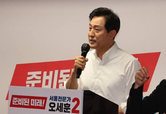 오세훈 국민의힘 서울시장 후보가 14일 서울 중구 한국프레스센터에서 열린 선거사무소 개소식에서 공약을 발표하고 있다. <연합뉴스>