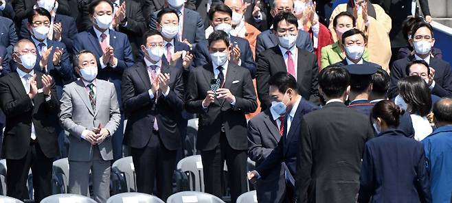 윤석열 대통령이 5월 10일 국회에서 열린 제20대 대통령 취임식에서 국내 기업인들 앞을 지나고 있다. 왼쪽부터 정의선 현대차그룹 회장, 박정원 두산그룹 회장, 구광모 LG그룹 회장, 정용진 신세계그룹 부회장, 조원태 한진그룹 회장, 신동빈 롯데그룹 회장, 이재용 삼성전자 부회장. 사진 국회사진기자단