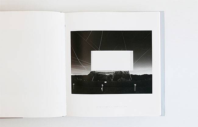 야외 자동차 극장을 찍은 사진에는 별과 비행기 궤적도 보인다. 사진 김진영