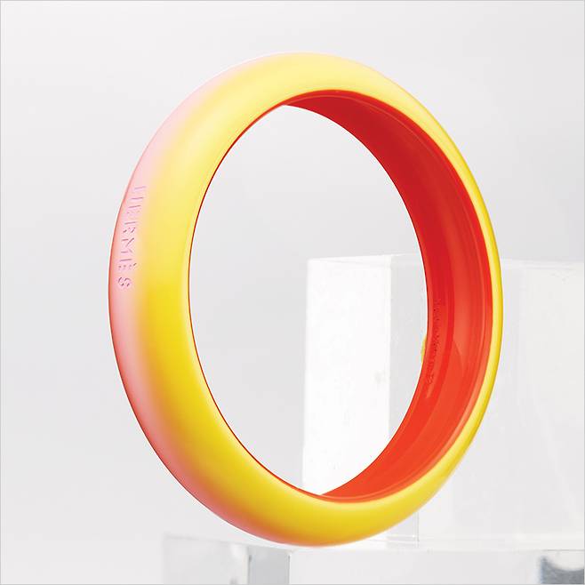 그러데이션 컬러의 뱅글은 가격 미정, Hermès.