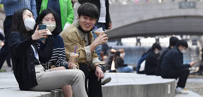 서울 청계천에서 직장인들이 점심시간을 이용해 여유를 즐기며 셀피(셀카)를 찍고 있다. 이동근기자 foto@etnews.com