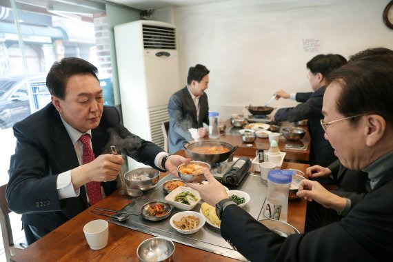 윤석열 대통령 당선인이 16일 서울 종로구 통의동 집무실 인근 음식점에서 인수위 지도부와 함께 점심식사로 김치찌개를 먹고 있다. (윤석열 당선인측 제공) 2022.3.16/사진=뉴스1