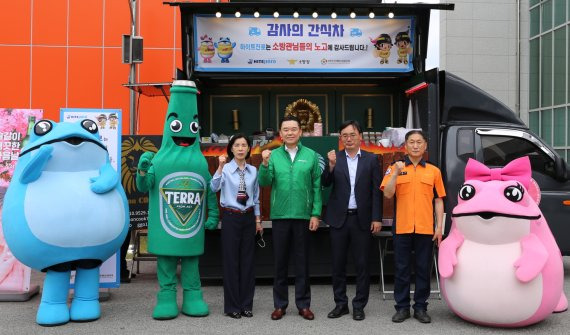 하이트진로 김인규 대표(왼쪽 두번째), 강원소방본부 윤상기 본부장(왼쪽 세번째)을 포함한 관계자들이 지난 13일 강릉소방서에서 '2022 감사의 간식차' 행사를 진행하며 기념촬영을 하고 있다.