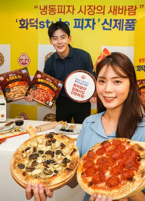 오뚜기 모델들이 16일 서울 성동구 소재 이탈리안 음식점 마리오네에서 ‘화덕style 피자’ 신제품 2종을 소개하고 있다.