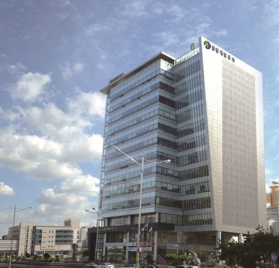 전남도 산하 유일한 지방공기업인 전남개발공사가 최근 7년 연속 흑자경영을 달성하는 등 역대 최대 성과를 바탕으로 전남도가 역점 추진 중인 새천년 미래 비전 '블루 이코노미'를 선도해가고 있다. 사진은 전남개발공사 본사 전경