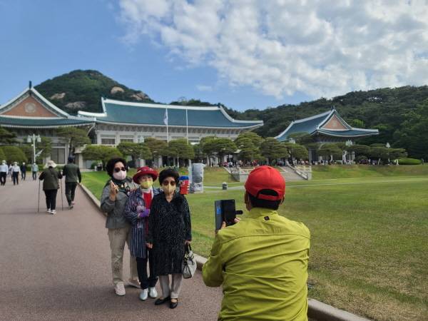 단짝 친구 3명이 함께 방문했다는 중년의 여성들이 소녀처럼 인증샷을 찍으며 행복해 한다.