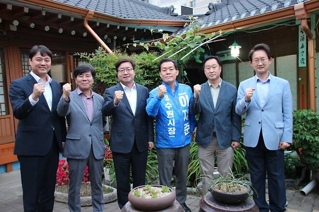 더불어민주당 이재준 수원특례시장 후보는 지난 10일 당내 경선 경쟁자였던 김상회·김준혁·김희겸·조석환 전 예비후보, 염태영 총괄선대위원장과 회동을 하고 ‘원팀’을 선언했다. 이재준 후보 선거캠프 제공