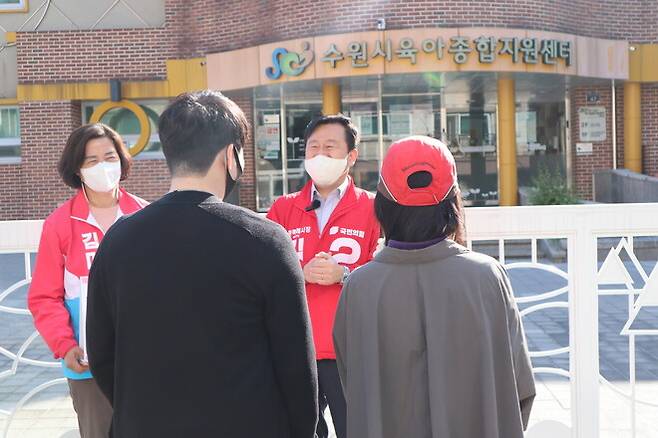 국민의힘 김용남 수원특례시장 후보는 지난 15일 정자2동 수원시 육아종합지원센터를 방문해 첫째아이 출산부터 1000만원 지원 공약을 발표했다. 김용남 후보 선거캠프 제공