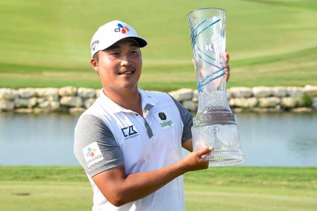 이경훈이 16일 미국 텍사스주 매키니의 TPC 크레이그 랜치에서 열린 AT&T 바이런 넬슨에서 우승 트로피를 들고 포즈를 취하고 있다. 매키니=AP뉴시스