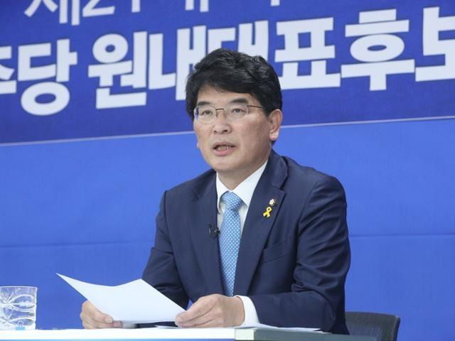 박완주 의원이 지난해 4월 서울 영등포구 더불어민주당 당사에서 열린 원내대표 후보자 합동토론회에서 기조연설을 하고 있다. 뉴스1