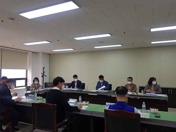 전북 군산시 시민감사관들이 분과별 간담회를 하고있다.[사진=군산시청]