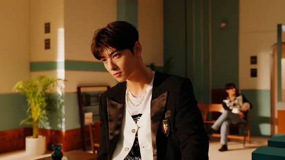 아스트로(ASTRO) 세 번째 정규 앨범 'Drive to the Starry Road'의 타이틀곡 'Candy Sugar Pop' 뮤직비디오 티저 영상이 공개돼 관심을 모으고 있다. [사진=아스트로 'Candy Sugar Pop' MV 티저 영상 캡쳐]