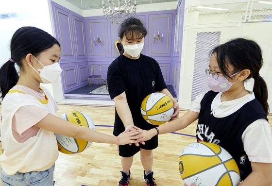 여럿이 같이하는 스포츠인 농구는 개인의 능력도 중요하지만 서로 손발이 잘 맞는 팀워크가 강조된다.