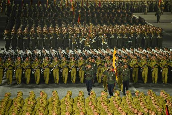 북한이 지난달 25일 밤 평양 김일성광장에서 조선인민혁명군 창건 90주년을 기념해 열병식을 개최했다. 최근 북한 내 코로나19의 전국적인 확산이 이 열병식과 관련이 있을 것이란 분석이 나온다. 사진은 당시 열병식에서 북한군 장병이 경례를 하는 모습. 뉴스1