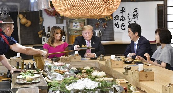 2019년 5월 26일 도널드 트럼프 당시 미국 대통령이 일본 도쿄 미나토구 롯폰기의 한 화로구이 전문점에서 아베 신조 당시 일본 총리와 부부와 저녁 식사를 하고 있다. [교도=연합뉴스]