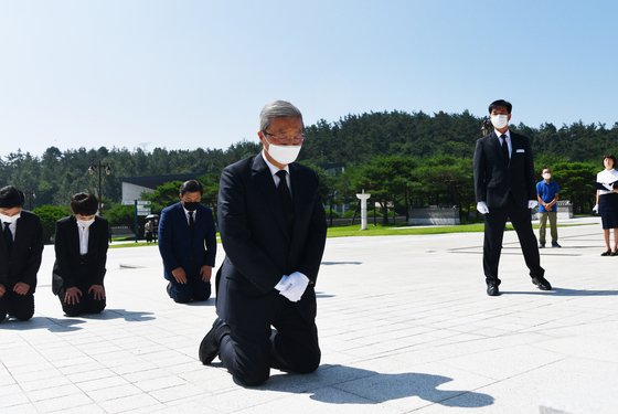 2020년 당시 미래통합당 김종인 비상대책위원장이 광주 북구 국립 5·18 민주묘지에서 무릎을 꿇고 참배하고 있다. 연합뉴스