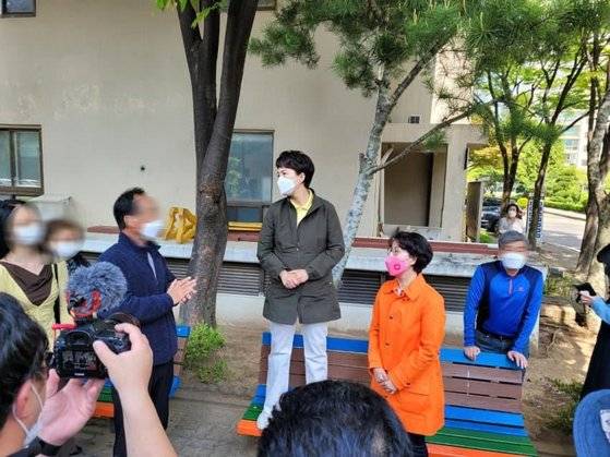 네티즌들이 공개한 김은혜 경기도지사 후보가 신발을 신고 벤치 위에 올라 서 있는 모습 . [ 페이스북 캡처 ]