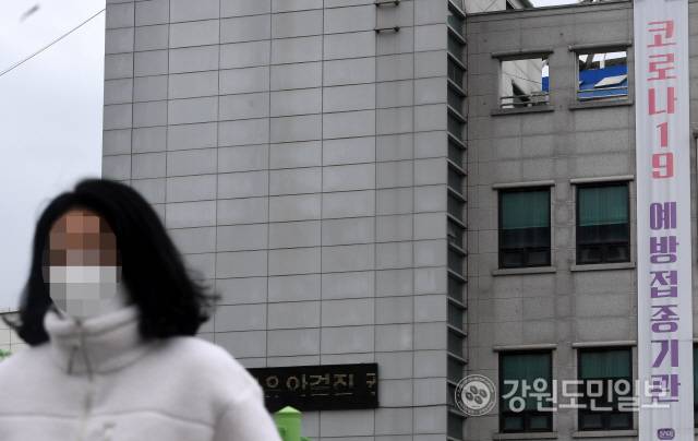 ▲ 강원 춘천의 한 병원에 코로나19 예방접종기관임을 알리는 현수막이 걸려 있다. 김정호