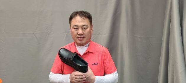 김원길 바이네르 대표가 윤석열 대통령이 구매한 것으로 알려진 바이네르 검은색 구두를 들어 보이고 있다. 바이네르 제공