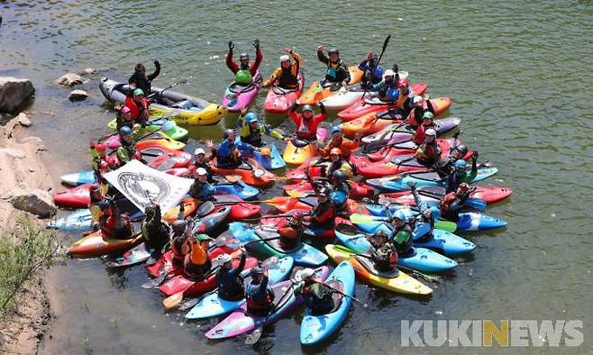 5월 셋째 주말인 지난 14일 오후 국내 최고의 래프팅 코스인 내린천에서 많은 동호인들이 찾아 시원한 물살을 가르며 즐거운 시간을 보내고 있다.