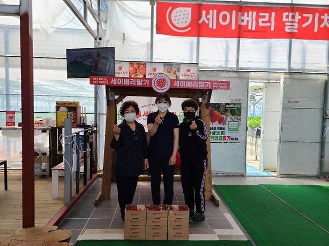 군위읍 지역사회보장협의체는 지난 11일 세이베리 딸기농원으로부터 후원 받은 딸기 12박스를 이웃들에게 전달했다. (군위군 제공) 2022.05.16