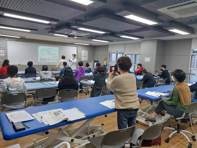 지난 13일 대구보건대 연마관에서 대구시민대학 운영과 관련해 대구 시민을 대상으로 교육을 진행하고 있다. (대구보건대 제공) 2022.05.16