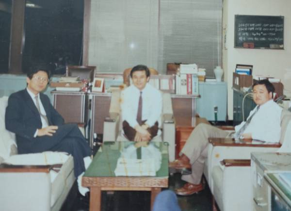 이양구(오른쪽) 전 우크라이나 대사가 1988년 군 제대 후 외교부에 복귀해 발령받은 의전과에서 동료들과 찍은 사진.