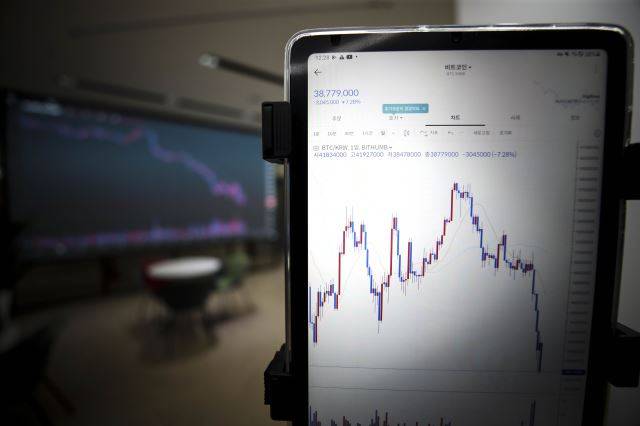 암호화폐(가상화폐) 비트코인 가격이 지난 12일 국내 거래소 빗썸의 서울 강남구 고객센터 전광판과 태블릿PC에 표시되고 있다. 비트코인은 같은 날 스테이블코인 테라와 연계된 네이티브 토큰 루나의 패닉셀에 휘말려 동반 하락했다. 뉴시스