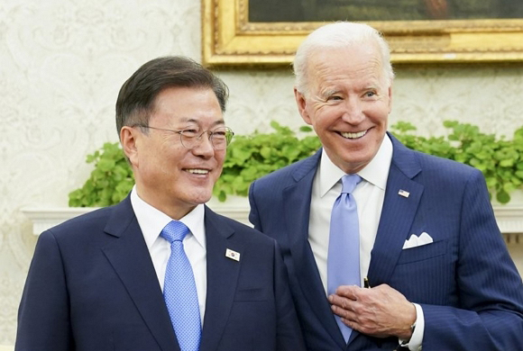 2021년 5월 21일 미국을 방문한 문재인 대통령이 백악관 오벌오피스에서 열린 소인수 회담에서 조 바이든 미국 대통령과 인사하는 모습. 연합뉴스