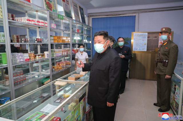 김정은 북한 국무위원장이 마스크를 쓰고 평양시 안의 약국들을 찾아 의약품 공급실태를 직접 요해(파악)하고 있다. 조선중앙통신/연합뉴스