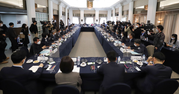 지난 4월 5일 서울 중구 한국프레스센터에서 최저임금위원회 올해 첫 전원회의가 열리고 있다. 사진공동취재단