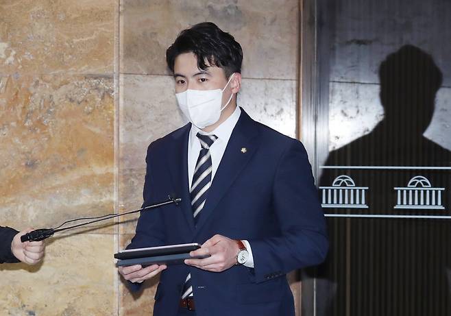 비공개 의총 결과 브리핑하는 오영환 더불어민주당 원내대변인 / 사진 = 연합뉴스