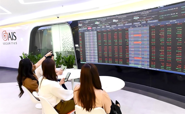 Investors watch stocks" movements in front of a big screen. Photo tinnhanhchungkhoan.vn