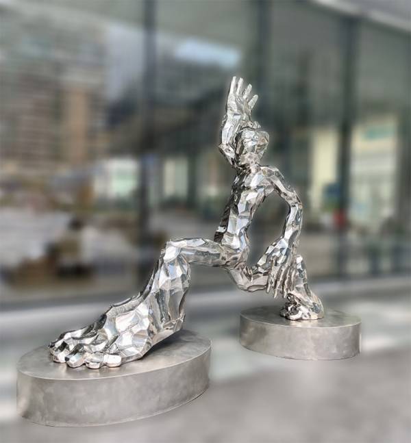 김성복_바람이 불어도 가야한다_338x124x285cm_Stainless steel_ (2022) [사진 제공 = 조형아트서울]