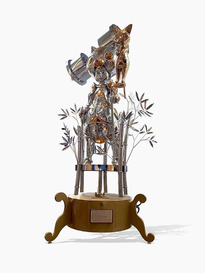 소현우_꿈의 안내자_120x130x310_stainless steel,music box (2020) [사진 제공 = 조형아트서울]