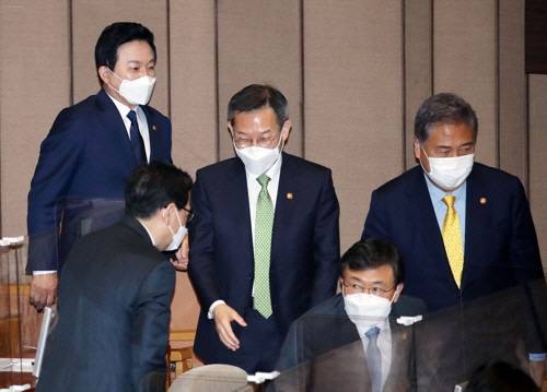 16일 오전 국회 본회의장에서 윤석열 대통령의 첫 국회 시정연설을 앞두고 원희룡 국토교통부, 이창양 산업통상자원부, 이종호 과학기술정보통신부 장관, 박진 외교부 장관, 권덕철 보건복지부 장관이 자리로 향하고 있다. [사진 = 연합뉴스]