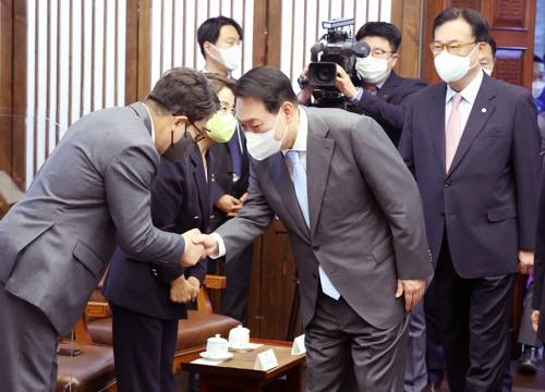 윤석열 대통령이 16일 오전 추가경정예산안 신속 처리를 위한 국회 시정연설에 앞에 국회 접견실에서 열린 여야 지도부 환담에서 국민의힘 권성동 원내대표와 인사하고 있다.[사진 = 연합뉴스]