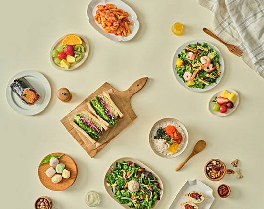 위잇딜라이트가 제공하는 점심 메뉴 사진. 위잇딜라이트는 1인분 6600원의 합리적 가격으로 샐러드, 밥, 샌드위치, 면류 등으로 구성된 건강 식단을 고객이 원하는 일정에 맞춰 무료 배송해 주고 있다.   위잇딜라이트 제공