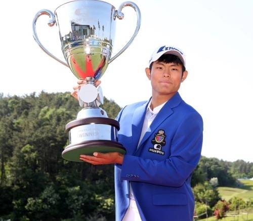 신설 대회 우리금융 챔피언십 우승자 장희민이 트로피를 들어올렸다. [사진=KPGA]