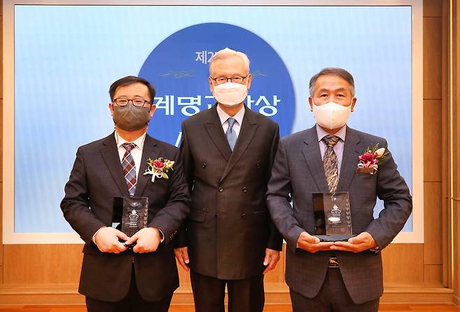 계명대는 지난 13일 제25회 계명교사상 시상식을 열었다. 도규태 교사(왼쪽부터), 신일희 총장, 박오원 교사.[계명대 제공]