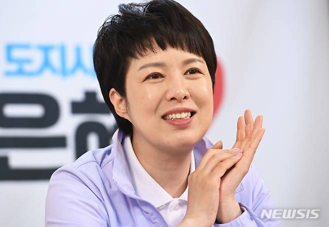 [수원=뉴시스] 김종택기자 = 김은혜 국민의힘 경기도지사 후보가 경기도 수원시 국민의힘 경기도당 선거 캠프에서 뉴시스와 인터뷰를 하고 있다. 2022.05.16. jtk@newsis.com