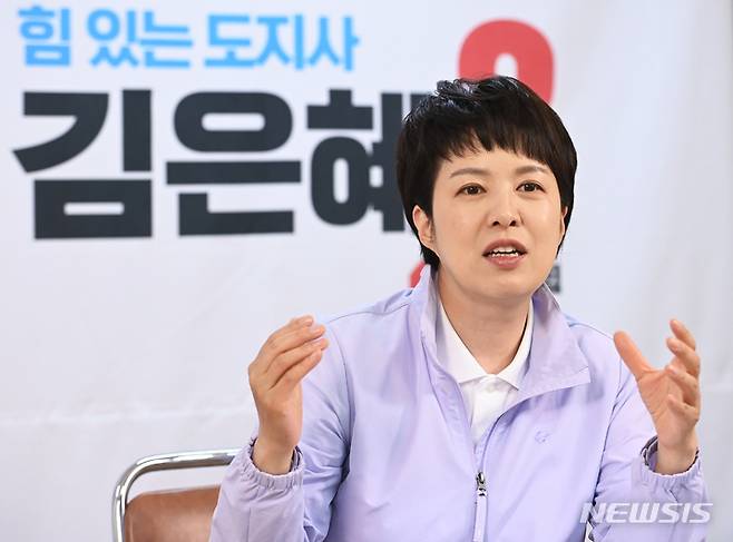 [수원=뉴시스] 김종택기자 = 김은혜 국민의힘 경기도지사 후보가 경기도 수원시 국민의힘 경기도당 선거 캠프에서 뉴시스와 인터뷰를 하고 있다. 2022.05.16. jtk@newsis.com