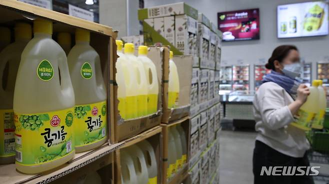 [서울=뉴시스] 권창회 기자 =  최대 해바라기유 수출국이던 우크라이나에서 전쟁이 나면서 생산과 수출길이 막혀 식용유 가격이 급등했다. 한국소비자원 가격정보 종합포털 참가격에 따르면 오뚜기 콩기름(900mL)의 5월 평균 판매가격은 4916원으로 지난해 같은 기간(3674원)보다 33.8% 올랐다. 같은 기간 해표 식용유(900mL)는 4071원에서 4477원으로 상승했다. 15일 오전 서울시내 창고형 대형마트에서 고객들이 식용유를 고르고 있다. 2022.05.15. kch0523@newsis.com