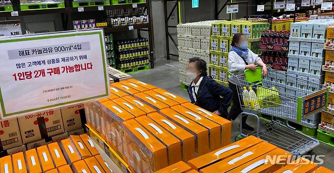 [서울=뉴시스] 권창회 기자 =  최대 해바라기유 수출국이던 우크라이나에서 전쟁이 나면서 생산과 수출길이 막혀 식용유 가격이 급등했다. 한국소비자원 가격정보 종합포털 참가격에 따르면 오뚜기 콩기름(900mL)의 5월 평균 판매가격은 4916원으로 지난해 같은 기간(3674원)보다 33.8% 올랐다. 같은 기간 해표 식용유(900mL)는 4071원에서 4477원으로 상승했다. 15일 오전 서울시내 창고형 대형마트에 구매 수량 제한 조치 안내문이 게시돼 있다. 2022.05.15. kch0523@newsis.com