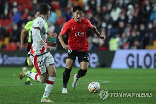 드리블 하고 있는 마요르카의 이강인