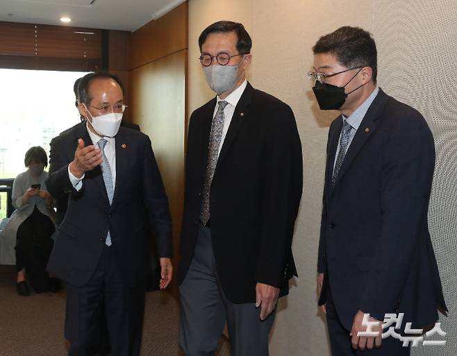 추경호 경제부총리겸 기획재정부장관(왼쪽)과 이창용 한국은행총재가 16일 오전 서울 중구 프레스센터에서 조찬회동을 갖기 위해 이동하고 있다. 황진환 기자