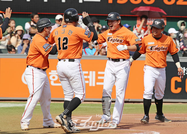 한화 정은원(오른쪽에서 두 번째)이 15일 대전 롯데전에서 5회 만루 홈런을 치고 난 뒤 동료들의 환영을 받고 있다. /한화 이글스 제공